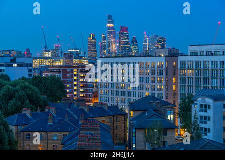 Vue sur les gratte-ciel de Londres et la ville de Londres depuis Waterloo au crépuscule, Waterloo, Londres, Angleterre, Royaume-Uni,Europe Banque D'Images