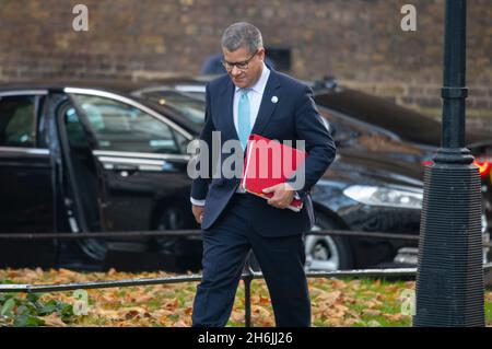 Downing Street, Londres, Royaume-Uni.16 novembre 2021.Alok Sharma MP, président de la COP26, à Downing Street pour une réunion hebdomadaire du cabinet.Crédit : Malcolm Park/Alay Live News. Banque D'Images