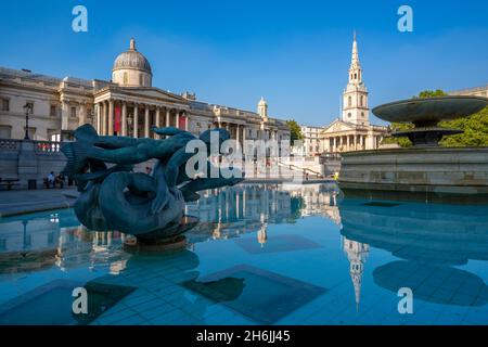 Vue sur la National Gallery et les fontaines de Trafalgar Square, Westminster, Londres, Angleterre, Royaume-Uni,Europe Banque D'Images