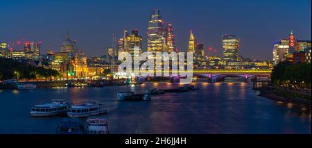 Vue sur le pont de Blackfriars au-dessus de la Tamise, la cathédrale Saint-Paul et la ville de Londres au crépuscule, Londres, Angleterre, Royaume-Uni, Europe Banque D'Images