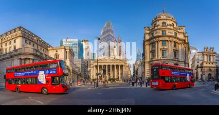 Vue sur les bus rouges à impériale et sur la Banque d'Angleterre et la Bourse royale avec toile de fond de la ville de Londres, Londres, Angleterre, Royaume-Uni, Europe Banque D'Images