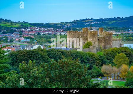 Vue surélevée du château de Conwy, site classé au patrimoine mondial de l'UNESCO, et de la rivière Conwy visible en arrière-plan, Conwy, Gwynedd, pays de Galles du Nord, Royaume-Uni,Europe Banque D'Images