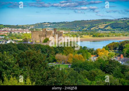 Vue surélevée du château de Conwy, site classé au patrimoine mondial de l'UNESCO, et de la rivière Conwy visible en arrière-plan, Conwy, Gwynedd, pays de Galles du Nord, Royaume-Uni,Europe Banque D'Images