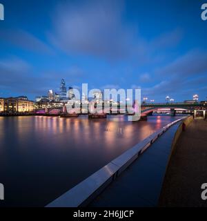 Blackfriars Bridge sur la Tamise, Londres, Angleterre, Royaume-Uni, Europe Banque D'Images