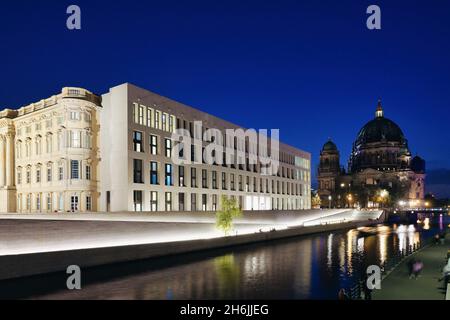 Le Palais de Berlin (Forum Humboldt) le long de la rivière Spree, et Berliner Dom illuminé la nuit, Unter den Linden, Berlin, Allemagne, Europe Banque D'Images