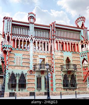 Façade de Casa Vicens à Barcelone.C'est le premier chef-d'œuvre d'Antoni Gaudí.Construit entre 1883 et 1885 comme maison d'été pour la famille Vicens Banque D'Images