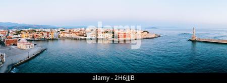 Vue panoramique de l'ancien port vénitien et phare de la Canée au lever du soleil, vue aérienne, Crète, Iles grecques, Grèce,Europe Banque D'Images
