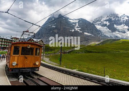 Le chemin de fer Jungfrau sous la face nord de l'Eiger, Kleine Scheidegg, Oberland bernois, Suisse, Europe Banque D'Images