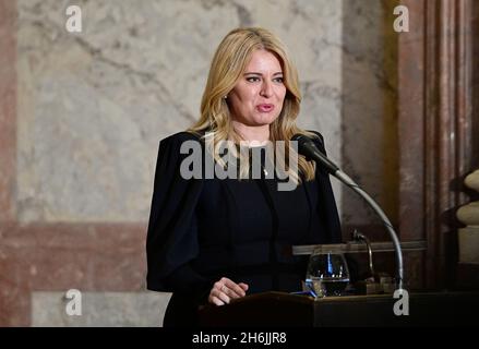 Prague, République tchèque.16 novembre 2021.Le Président slovaque Zuzana Caputova s'exprime au Sénat tchèque, le 16 novembre 2021, à Prague, en République tchèque.Crédit : Roman Vondrous/CTK photo/Alay Live News Banque D'Images