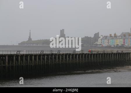 Aberystwyth Wals Royaume-Uni météo 16 novembre 2021.Une journée d'hiver brumeuse sur la côte ouest du pays de Galles, faible drizzel, températures modérées avec couverture nuageuse sur les collines, crédit: mike davies/Alay Live News Banque D'Images