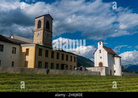 Le couvent bénédictin de Saint-Jean à Mustair, site classé au patrimoine mondial de l'UNESCO, Alpes suisses, Suisse, Europe Banque D'Images