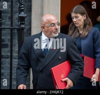 Downing Street, Londres, Royaume-Uni.16 novembre 2021.Le député de Nadhim Zahawi, secrétaire d'État à l'éducation, quitte le 10 Downing Street après une réunion hebdomadaire du cabinet.Crédit : Malcolm Park/Alay Live News. Banque D'Images