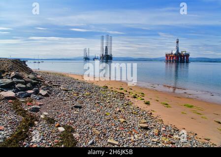 Vue du nord sur Cromarty Firth à Nigg Bay, du village de Cromarty, Black Isle. Belle journée ensoleillée, paisible, calme, puits de pétrole, non découvert, Banque D'Images