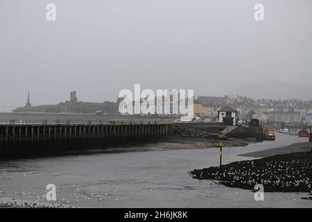 Aberystwyth Wals Royaume-Uni météo 16 novembre 2021.Une journée d'hiver brumeuse sur la côte ouest du pays de Galles, faible drizzel, températures modérées avec couverture nuageuse sur les collines, crédit: mike davies/Alay Live News Banque D'Images