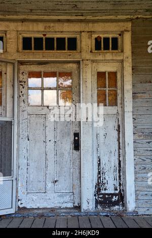 L'une des nombreuses maisons abandonnées du personnel de l'ancien hôpital psychiatrique d'État Dorothea dix à Raleigh.L'hôpital est fermé en 2012 et aujourd'hui est un parc de la ville. Banque D'Images