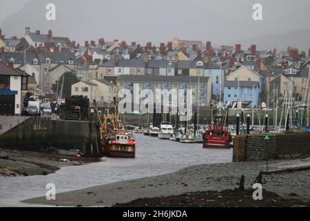 Aberystwyth Wals Royaume-Uni météo 16 novembre 2021.Une journée d'hiver brumeuse sur la côte ouest du pays de Galles, faible drizzel, températures modérées avec couverture nuageuse sur les collines, crédit: mike davies/Alay Live News Banque D'Images