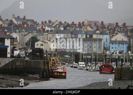 Aberystwyth Wals Royaume-Uni météo 16 novembre 2021.Une journée d'hiver brumeuse sur la côte ouest du pays de Galles, faible drizzel, températures modérées avec couverture nuageuse sur les collines, crédit: mike davies/Alay Live News Banque D'Images