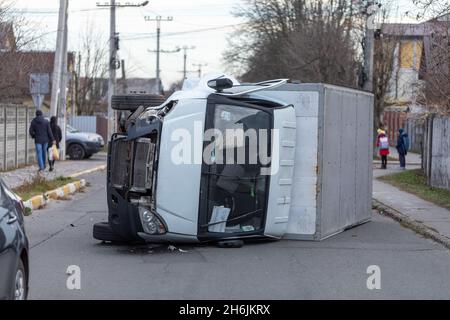 Le chariot est mis sur le côté et se trouve sur la rue.Accident. Banque D'Images