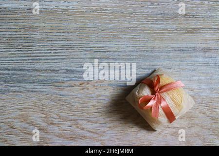 Biscuit de mariage brésilien.Enveloppé de ruban doux pour la Saint-Valentin, avec espace de copie.Un régal brésilien traditionnel. Banque D'Images