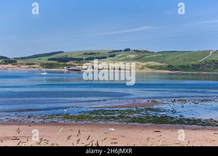 Vue vers le nord sur Cromarty Firth à Nigg Bay, du village de Cromarty, Black Isle. Belle journée ensoleillée, paisible, calme, non découvert, encore W Banque D'Images