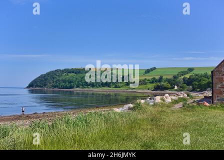 Vue vers le nord sur Cromarty Firth à Moray Firth, depuis le village de Cromarty, Black Isle.Visiteurs sur la plage. Belle journée ensoleillée, paisible, qu'il faut Banque D'Images