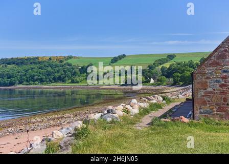 Vue vers le nord sur Cromarty Firth à Moray Firth, depuis le village de Cromarty, Black Isle.Visiteurs sur la plage. Belle journée ensoleillée, paisible, qu'il faut Banque D'Images