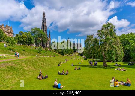 Vue sur East Princes Street Gardens et Scott Monument, Édimbourg, Écosse, Royaume-Uni, Europe Banque D'Images