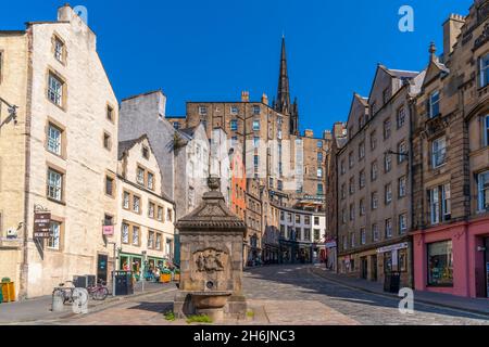 Vue sur les cafés et les magasins sur W Bow (West Bow) près du Grassmarket, Édimbourg, Lothian, Écosse, Royaume-Uni, Europe Banque D'Images