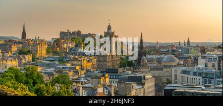 Vue sur le château d'Édimbourg, l'hôtel Balmoral et la ville depuis Calton Hill à l'heure d'or, Édimbourg, Lothian, Écosse, Royaume-Uni,Europe Banque D'Images