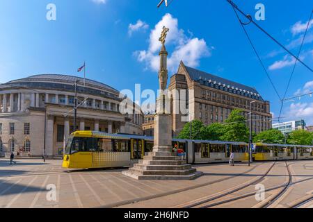 Vue sur le tramway passant par la bibliothèque centrale et le monument de la place Saint-Pierre, Manchester, Lancashire, Angleterre, Royaume-Uni,Europe Banque D'Images