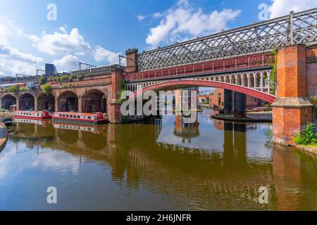 Vue sur les ponts de tram et de train qui se reflètent dans le canal de Castlefield, Castlefield, Manchester, Angleterre, Royaume-Uni, Europe Banque D'Images