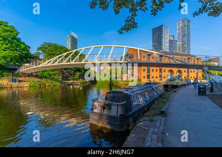 Vue de 301 Deansgate et passerelle (passerelle piétonne) (Merchants Bridge) sur le canal, Castlefield, Manchester, Angleterre, Royaume-Uni,Europe Banque D'Images