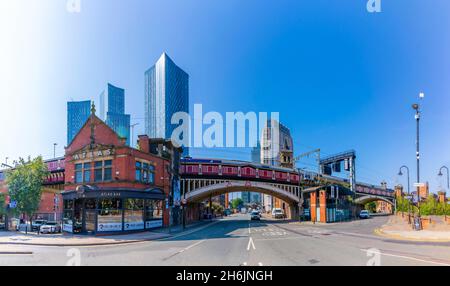Vue sur l'architecture ancienne et nouvelle près de Deansgate Station, Manchester, Lancashire, Angleterre, Royaume-Uni, Europe Banque D'Images