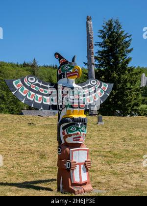 Les totems de Kwakwaka'wakw dans le cimetière d'Alert Bay, île Cormorant, Colombie-Britannique, Canada, Amérique du Nord Banque D'Images