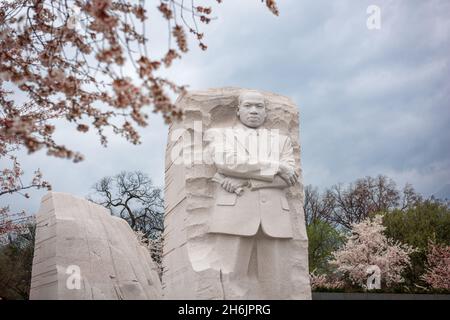 Washington - 12 AVRIL 2015 : le mémorial du leader des droits civiques Martin Luther King Jr. Au cours de la saison de printemps dans le parc de West Potomac. Banque D'Images