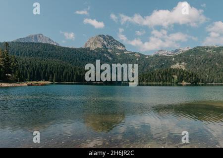 Lac Black Crno jezero , nord du Monténégro. C'est un lacéon glaciaire sur le Mont Durmitor, à une altitude de 1,416 M. Lac noir à Durmitor national Banque D'Images