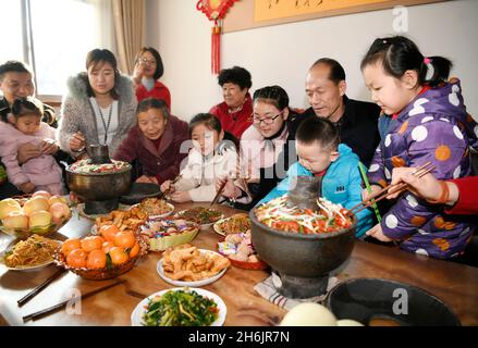 (211116) -- YINCHUAN, 16 novembre 2021 (Xinhua) -- Xie Xingchang (2e R) et sa famille apprécient un dîner de réunion de famille dans la ville de Minning de Yinchuan, région autonome de Ningxia hui, dans le nord-ouest de la Chine, le 24 janvier 2020.(Xinhua/Wang Peng) Banque D'Images