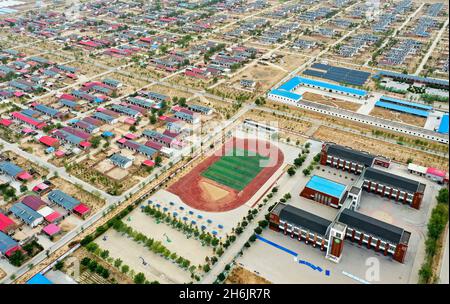 (211116) -- YINCHUAN, 16 novembre 2021 (Xinhua) -- photo aérienne prise le 7 juin 2020 montre une vue du village de Hongsibu dans le district de Wuzhong, dans la région autonome de Ningxia hui, dans le nord-ouest de la Chine.(Xinhua/Feng Kaihua) Banque D'Images