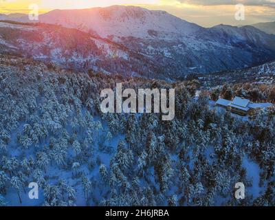 Vue aérienne de la montagne enneigée Taygeus (également connue sous le nom de Taugeus ou Taygetos) au-dessus de l'unité de Messenia à Péloponnèse, Grèce.Paysage naturel incroyable de Banque D'Images