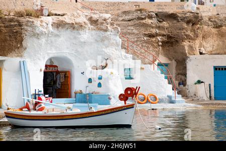 Vue sur le port de pêche avec des bateaux et des bateaux colorés, Mandrakia, Milos, Cyclades, Mer Égée, îles grecques, Grèce, Europe Banque D'Images