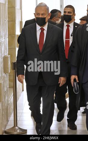 Jérusalem, Israël.16 novembre 2021.L'ancien Premier ministre israélien Benjamin Netanyahu est présenté au tribunal le mardi 16 novembre 2021 à Jérusalem, en Israël.Netanyahou est retourné au tribunal pour son procès de corruption, alors que les juges ont accordé une demande de défense pour reporter le témoignage hautement attendu d'un ancien collaborateur.Photo de piscine par Jack guez/UPI crédit: UPI/Alay Live News Banque D'Images