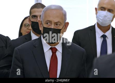 Jérusalem, Israël.16 novembre 2021.L'ancien Premier ministre israélien Benjamin Netanyahu quitte la cour le mardi 16 novembre 2021 à Jérusalem, en Israël.Netanyahou est retourné au tribunal pour son procès de corruption, alors que les juges ont accordé une demande de défense pour reporter le témoignage hautement attendu d'un ancien collaborateur.Photo de piscine par Jack guez/UPI crédit: UPI/Alay Live News Banque D'Images