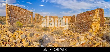 Les murs de pierre en ruine d'un bâtiment abandonné dans la ville fantôme de deux canons, Arizona, États-Unis d'Amérique, Amérique du Nord Banque D'Images