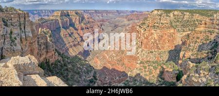 Vue panoramique du château de Freya et du trône de Wotan du côté sud-ouest du cap Royal sur le plateau nord du Grand Canyon, Arizona, États-Unis d'Amérique Banque D'Images