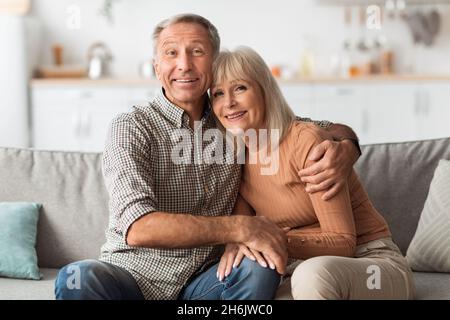 Un mari et une femme de premier rang souriant à Camera Indoor Banque D'Images
