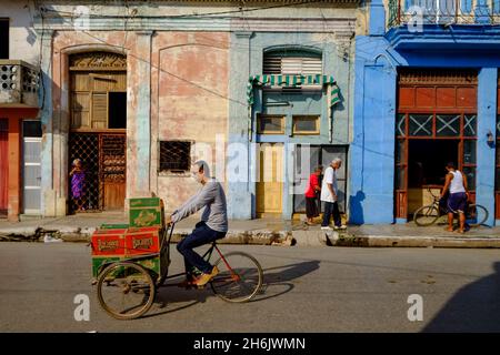 Bicyclettes et piétons dans la rue, Cardenas, Matanzas, Cuba, Antilles, Amérique centrale Banque D'Images