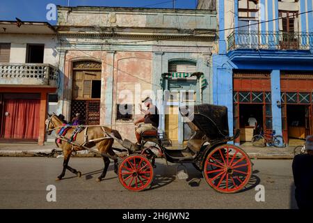 Un pilote de voiture tiré par des chevaux se déporte à Cardenas, Matanzas, Cuba, Antilles, Amérique centrale Banque D'Images