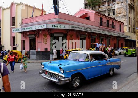 Des piétons, des voitures d'époque et une calèche empruntent Floridita dans les rues de la Havane, de la Havane, de Cuba, des Antilles et de l'Amérique centrale Banque D'Images