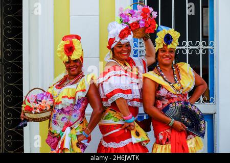 Trois dames colorées en robe traditionnelle, la Vieille Havane, Cuba, Antilles, Amérique centrale Banque D'Images