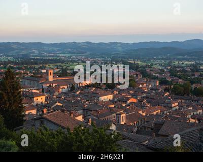 Le paysage urbain de la vieille ville de Gubbio au coucher du soleil, Gubbio, Ombrie, Italie, Europe Banque D'Images